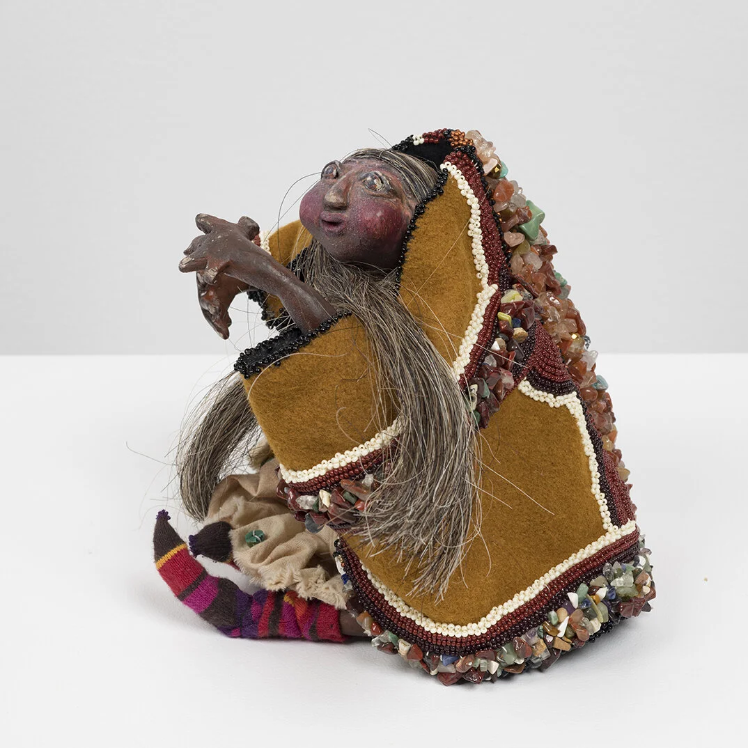 Sally Tisiga Grandmother of the Rocks and Ancient Land, 2020, Terre-papier, fil de métal, crin de cheval, pierres précieuses, tissus, perles / Paper clay, acrylic paint, wire form,, horsehair, gem stones, cloth, beads 18 x 20.5 x 20.5 cm (7 x 8 x 8 …