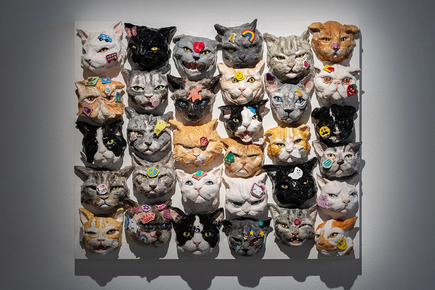 Marilyne Bissonnette:
Grisette joue à la poupée avec Marine, 2024
porcelaine, peinture, glaçure sur bois / porcelain, paint, glaze on wood
51 x 61 x 10 cm