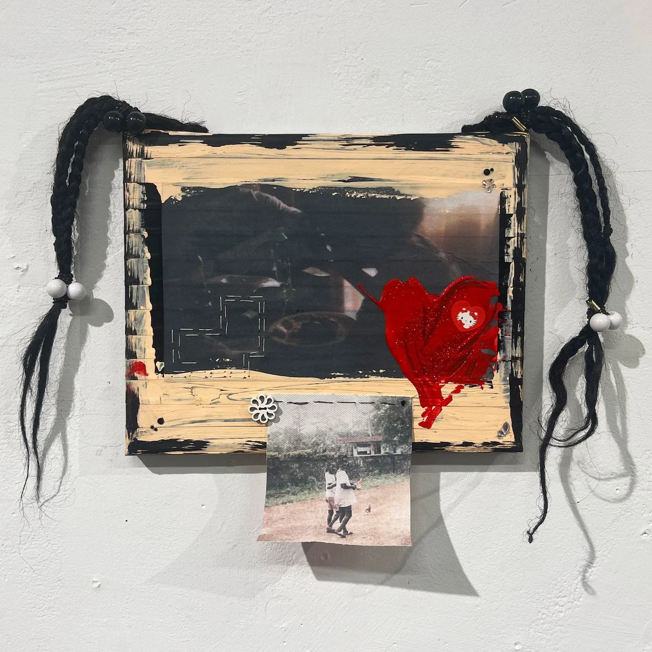 Brittany Adeline King
Porgy, 2023
ruban adhésif, mes cheveux, acrylique, fil, impression jet d'encre et objets trouvés sur toile 
20.32 x 25.4 cm