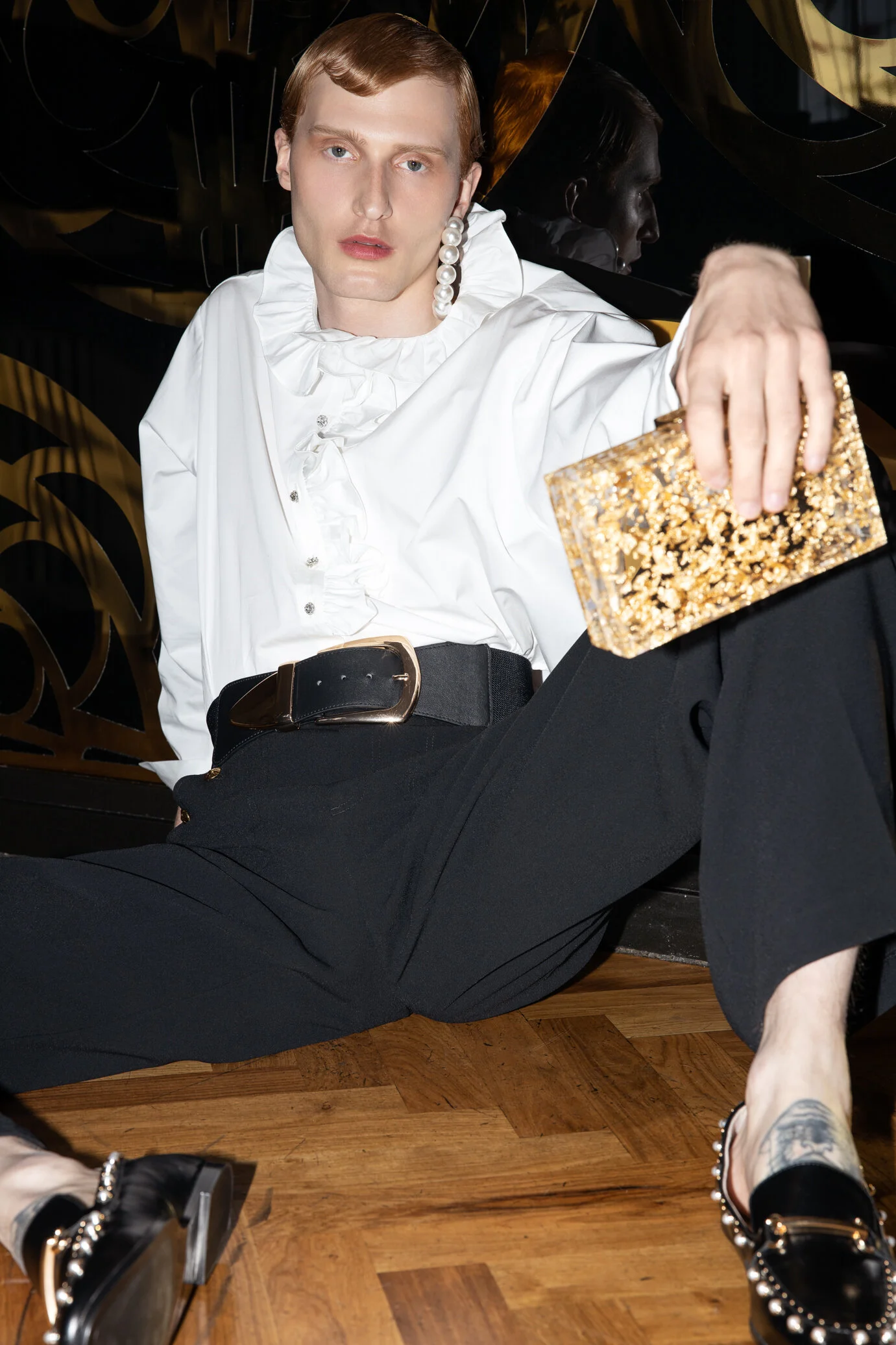  Shirt: Zara | Trousers: Burberry | Belt: Stella McCartney | Shoes: Zara | Earrings: Spúútnik 