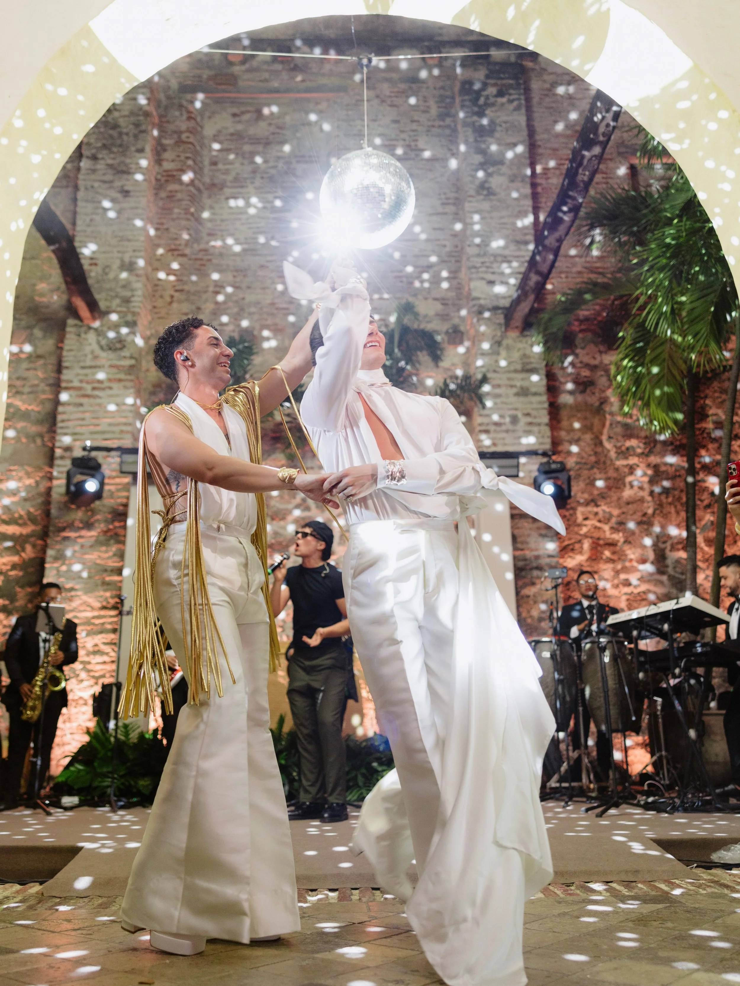 the reveal

Planner/Decor: @cartagenamagica
Photo: @danivalenciawp 
Production: @playaproducciones
Venue: @casalasmarias
Strings: @felipemadariagamusic
Band: @nelsongomezmusic
DJ: @arielwaldmandj
Hora Loca: @geco_gabrielcohen
Catering: @vanessafiguer
