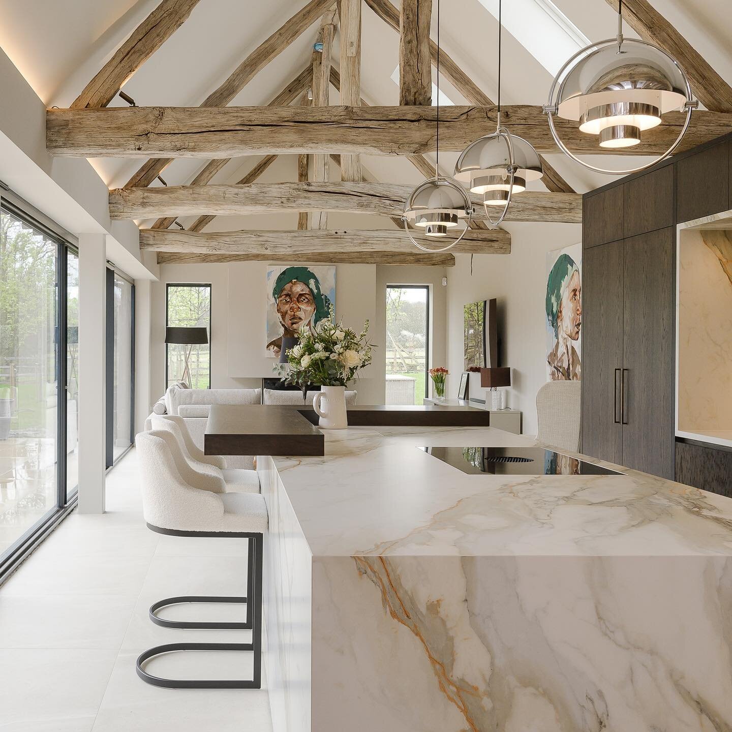 O A K  F R A M I N G

A beautiful completed project based in Ascot! Reclaimed oak imported from France create this timeless new build property in the countryside. Working with @crouch_design designs to form the characterful kitchen and dining area&he