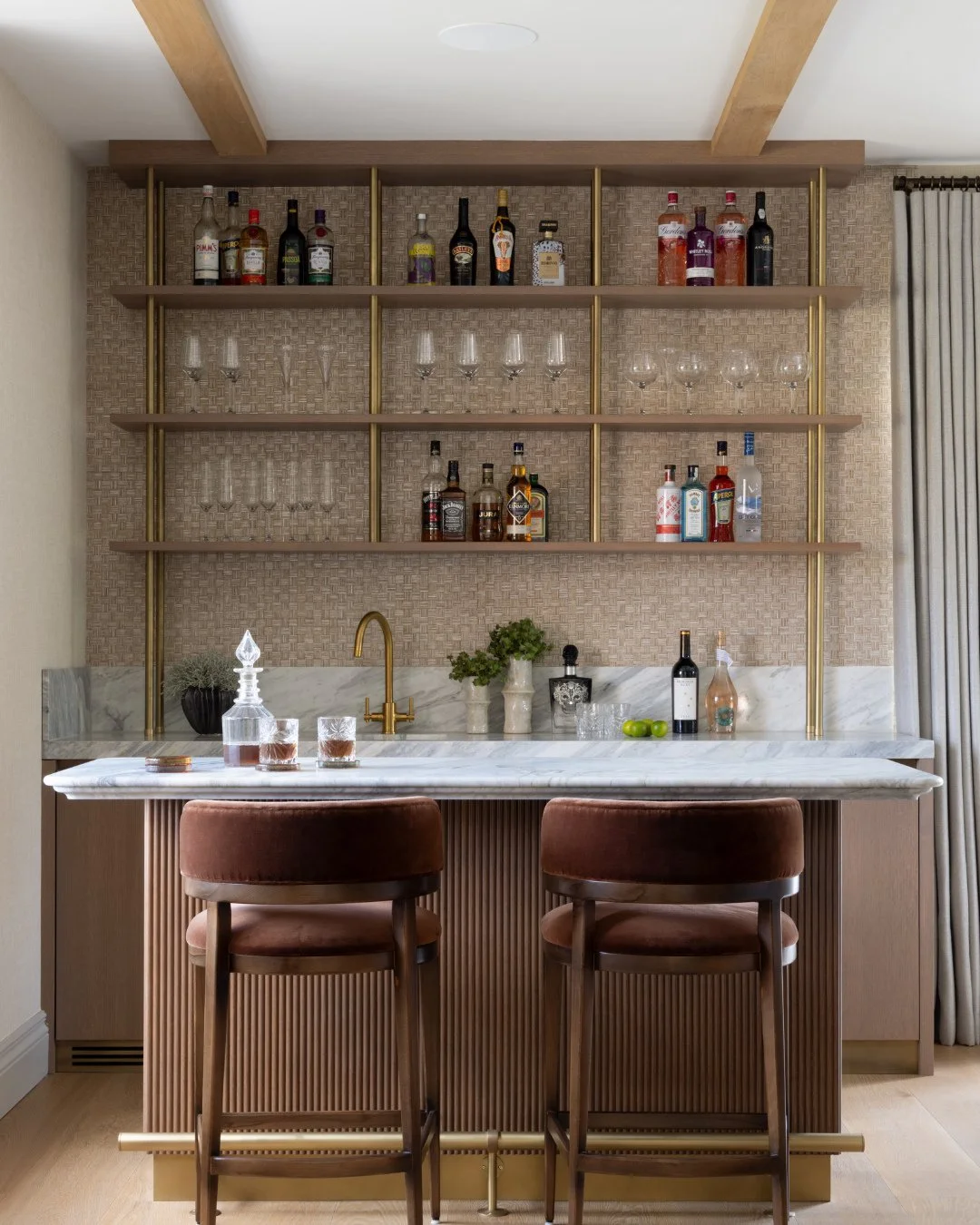 A home bar designed for refined entertaining. 🍸⁠
⁠
Marble, brass and warm timber tones come together to create a timeless yet contemporary statement &mdash; the perfect space to unwind or host in style.⁠
⁠
Interior Design @fionawiseman_interiors⁠
Ar