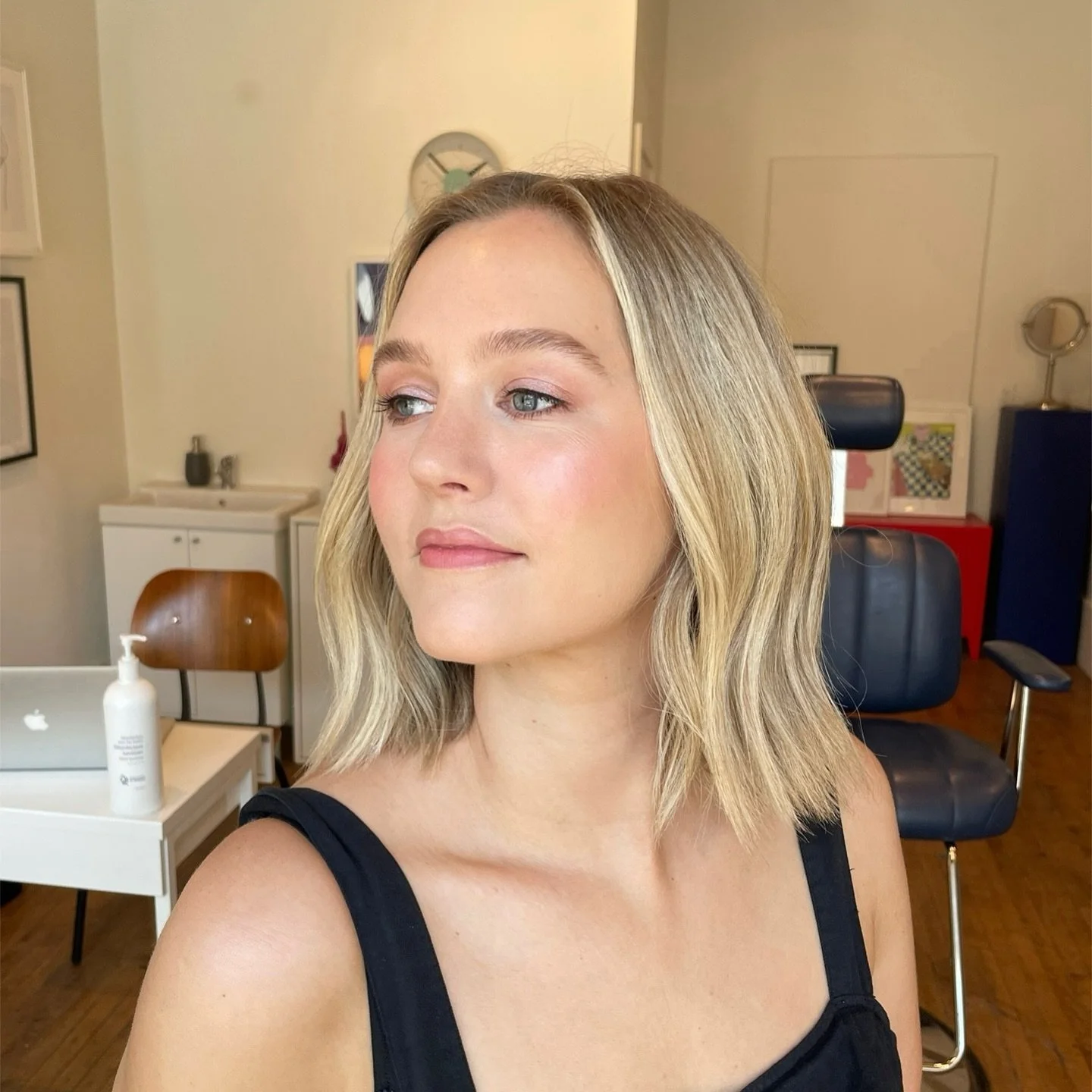 Happy new year!! 🥂✨ One of my new goals is to spend more time doing and teaching makeup. So here I am reminding you that I offer both makeup applications and one-on-one makeup lessons in the studio! They are available to book online ✔️

My online bo