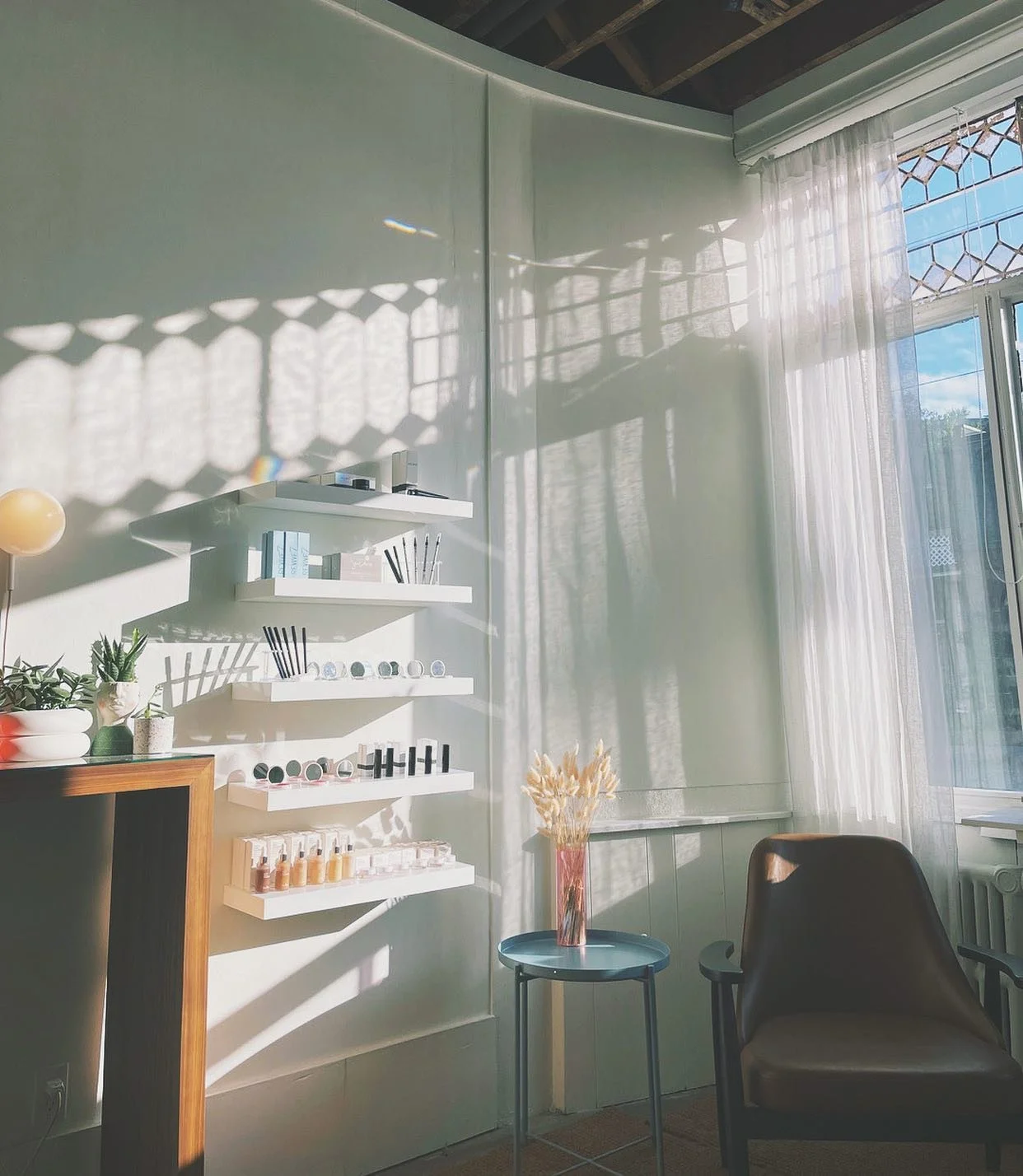 Hi hunnies 🍯 I wanted to let you know I&rsquo;m still sick with COVID and won&rsquo;t be back to work until next week. 

I&rsquo;m improving every day but I still don&rsquo;t have the energy and focus required to do what I do. (I also still sound an