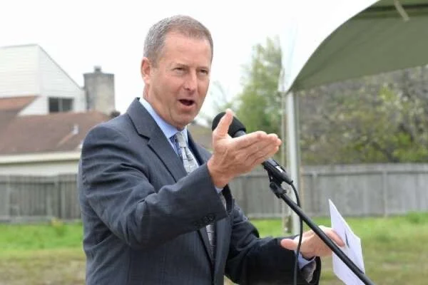 Murphy delivers remarks to a crowd of people poorer than him
