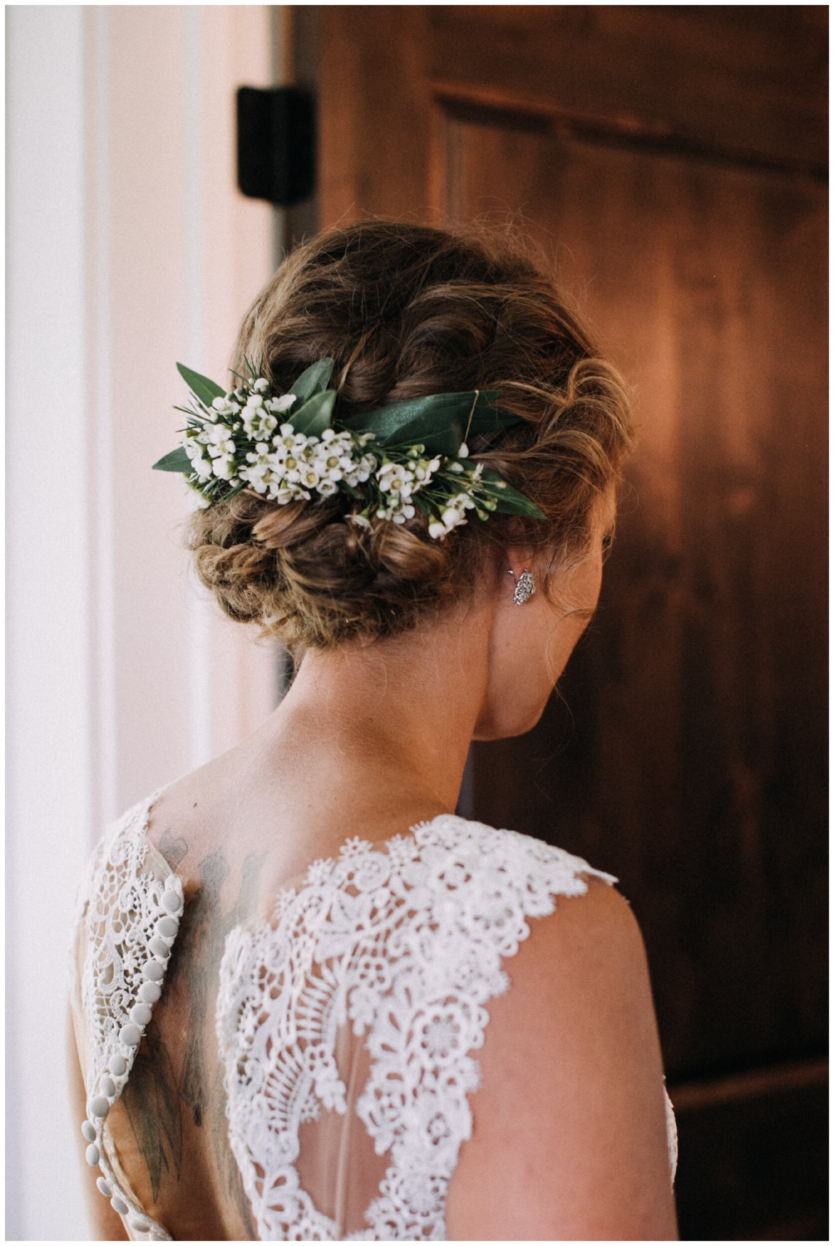 bride getting ready for wedding at lake edward cottage