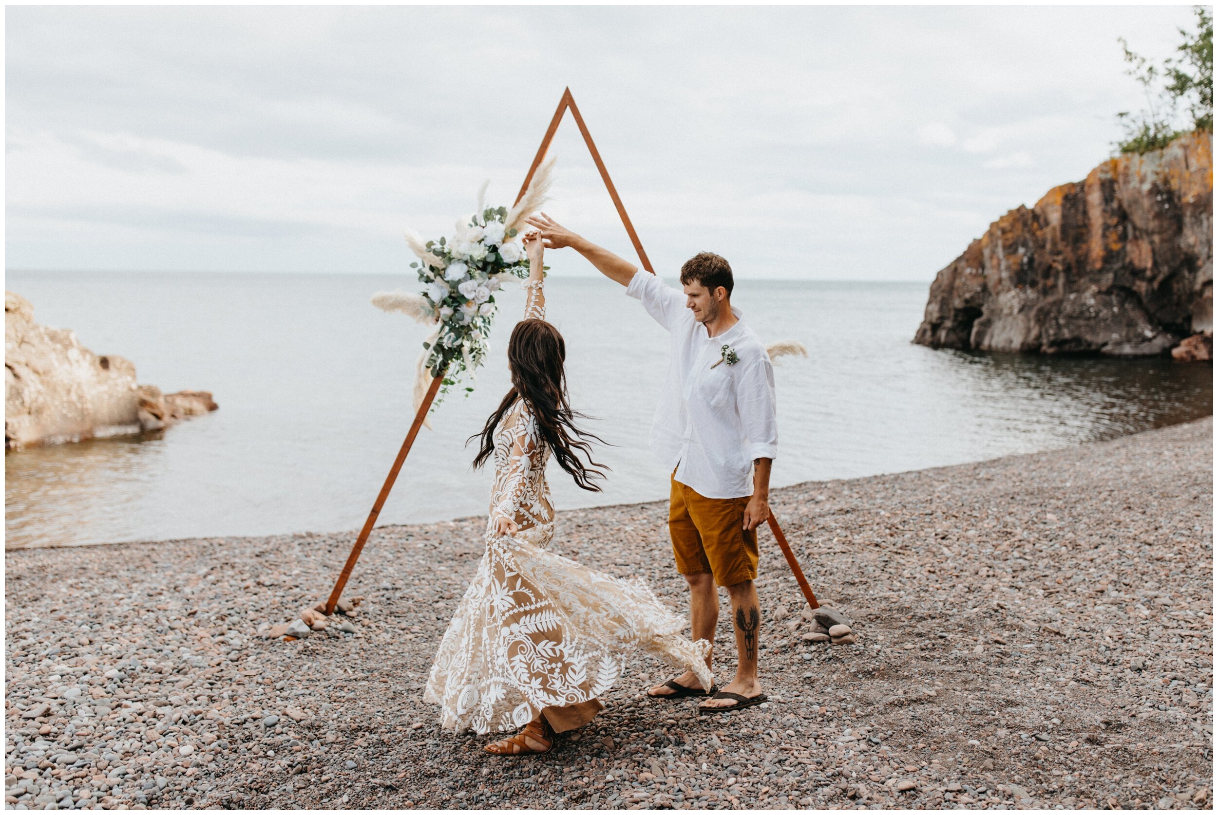 Boho inspired Minnesota north shore beach wedding at Lutsen Resort 