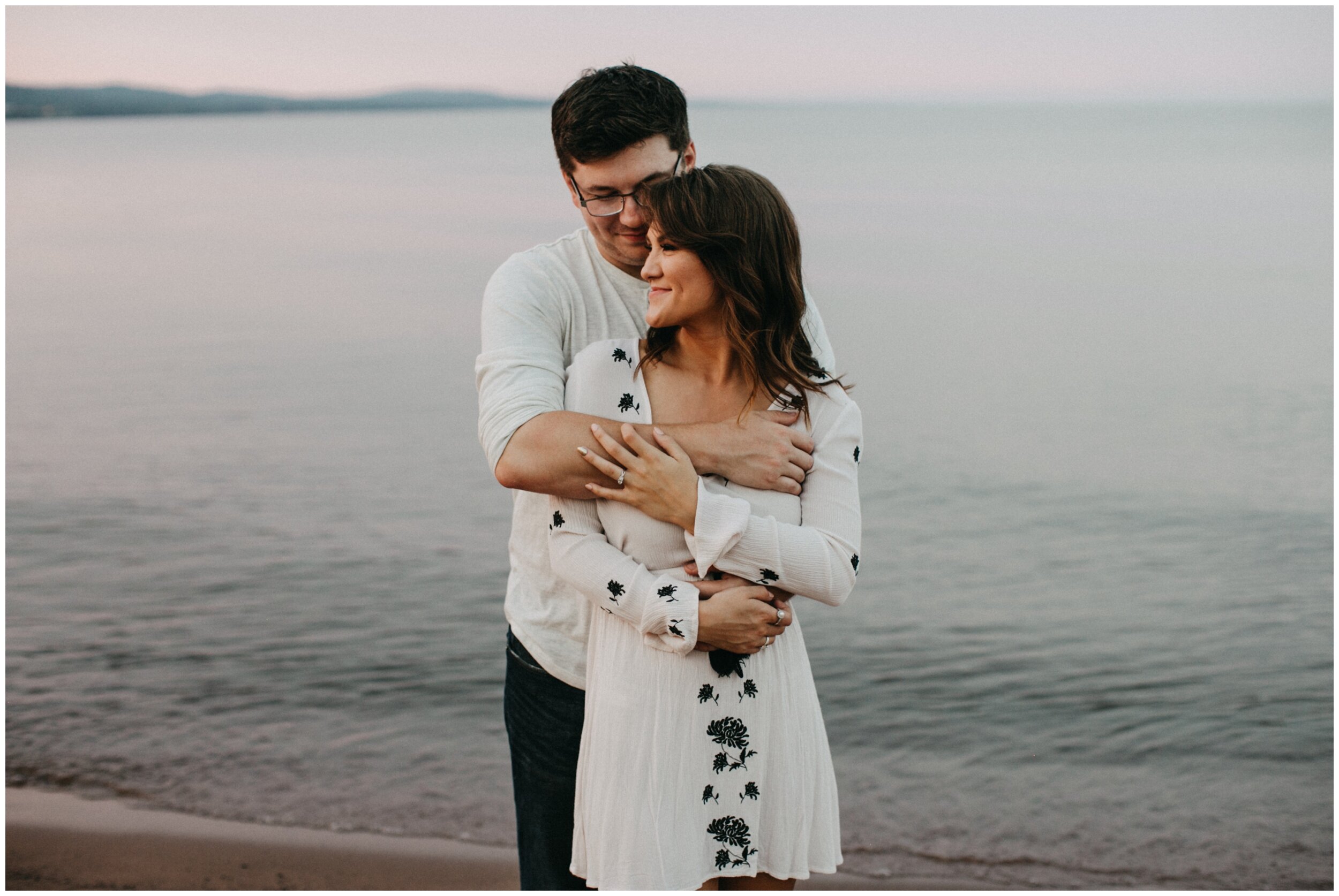 duluth-minnesota-park-point-beach-sunset-engagement-session_0016.jpg