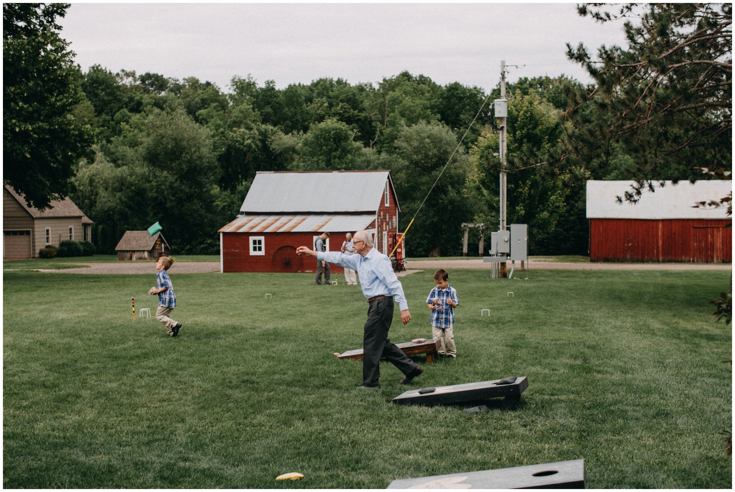 minnesota-creekside-farm-wedding_0116.jpg