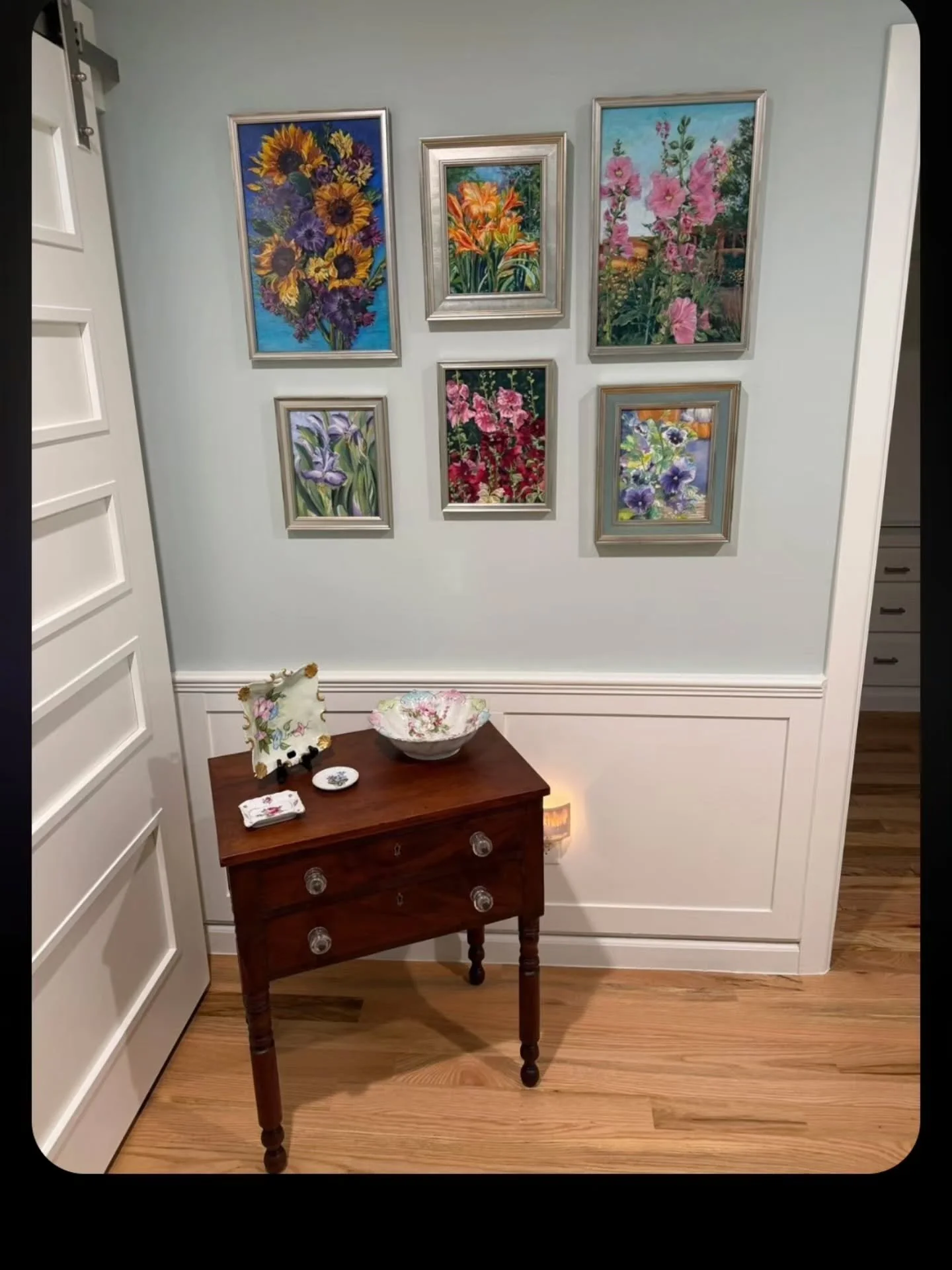 My Floral Paintings found a new home! 
I'm thrilled they are together on this beautiful gallery wall! 
Thank you @heyyallcomeonin
Thank you @last_art_gallery