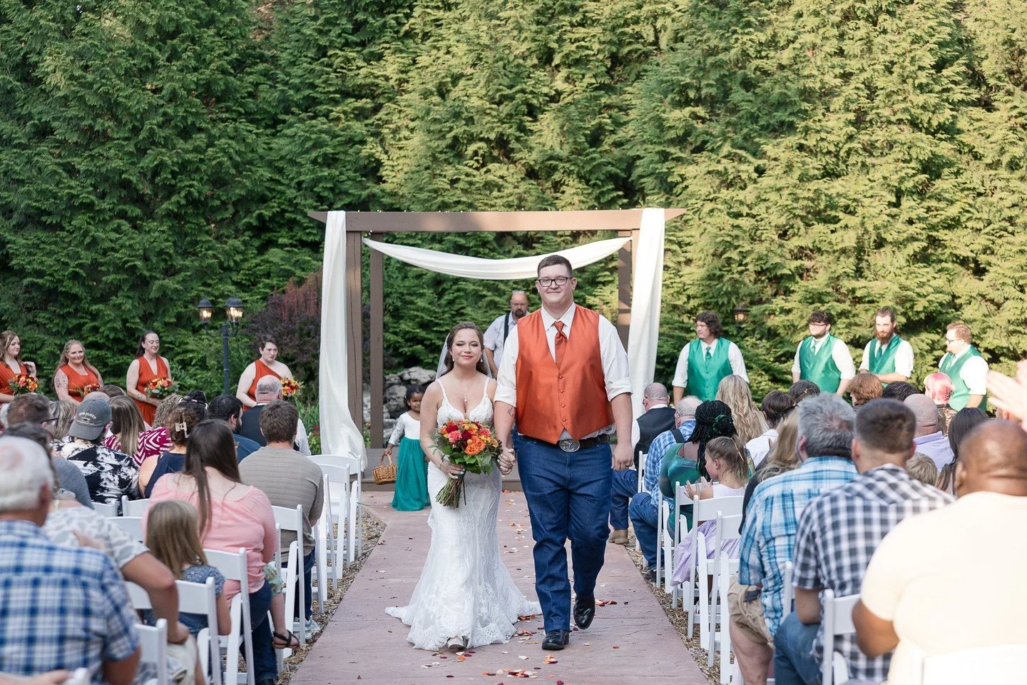 The best of both worlds 🌿☀️☔ Our outdoor cedar-lined chapel is perfect for saying &lsquo;I do&rsquo; under the trees&mdash;and if Missouri weather has other plans, our indoor space is ceremony-ready. Either way, your day will be beautiful!⁠
⁠
PC: Sh