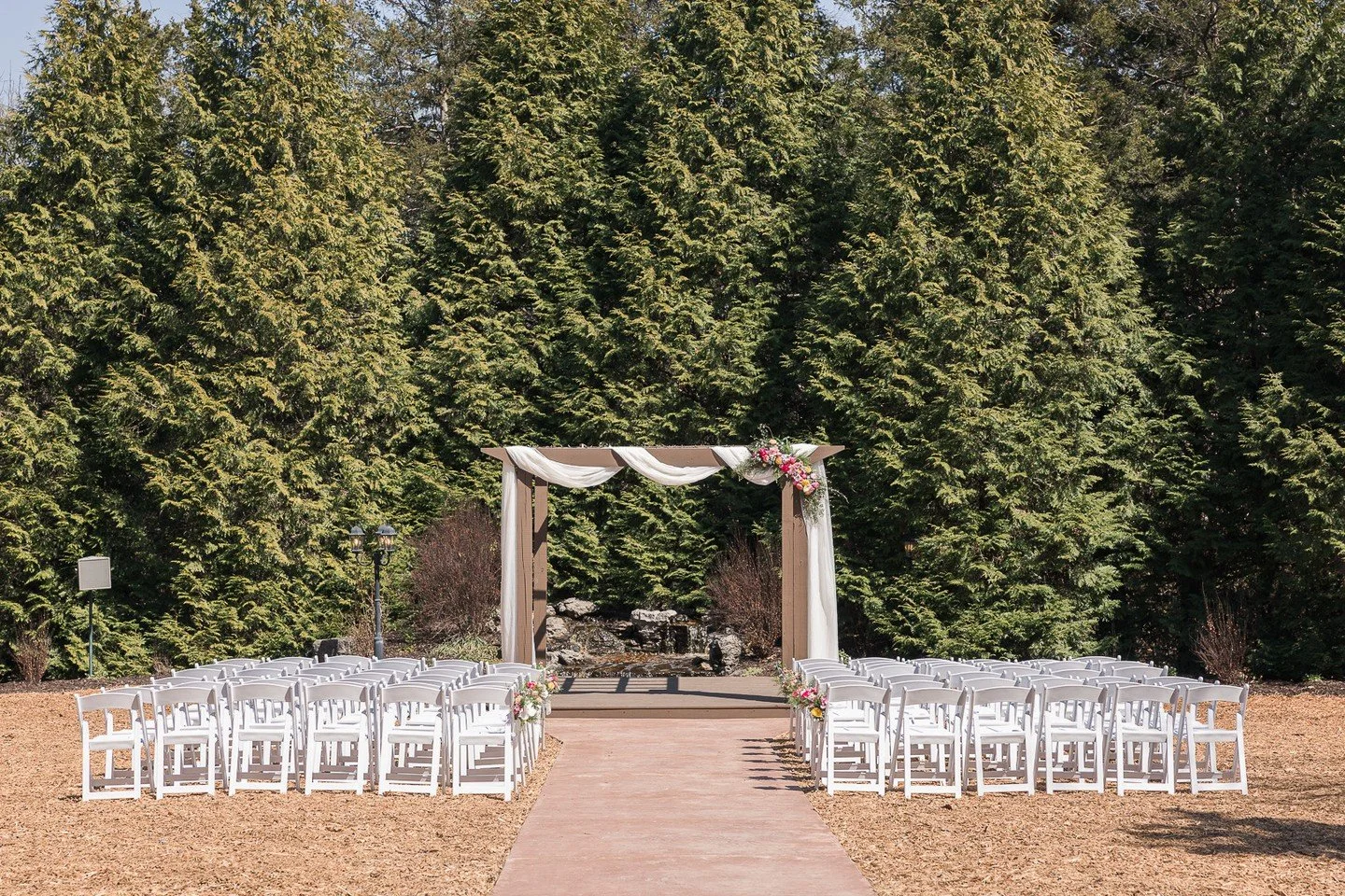 One of the first things couples say when they walk out here is &ldquo;wow&rdquo; 🌲⁠
⁠
The cedar trees, the quiet, the way it all feels tucked away&hellip; it just works.⁠
⁠
PC: Shalyn O'Neal Photography⁠
@shalynonealphotography ⁠
www.shalynonealphot