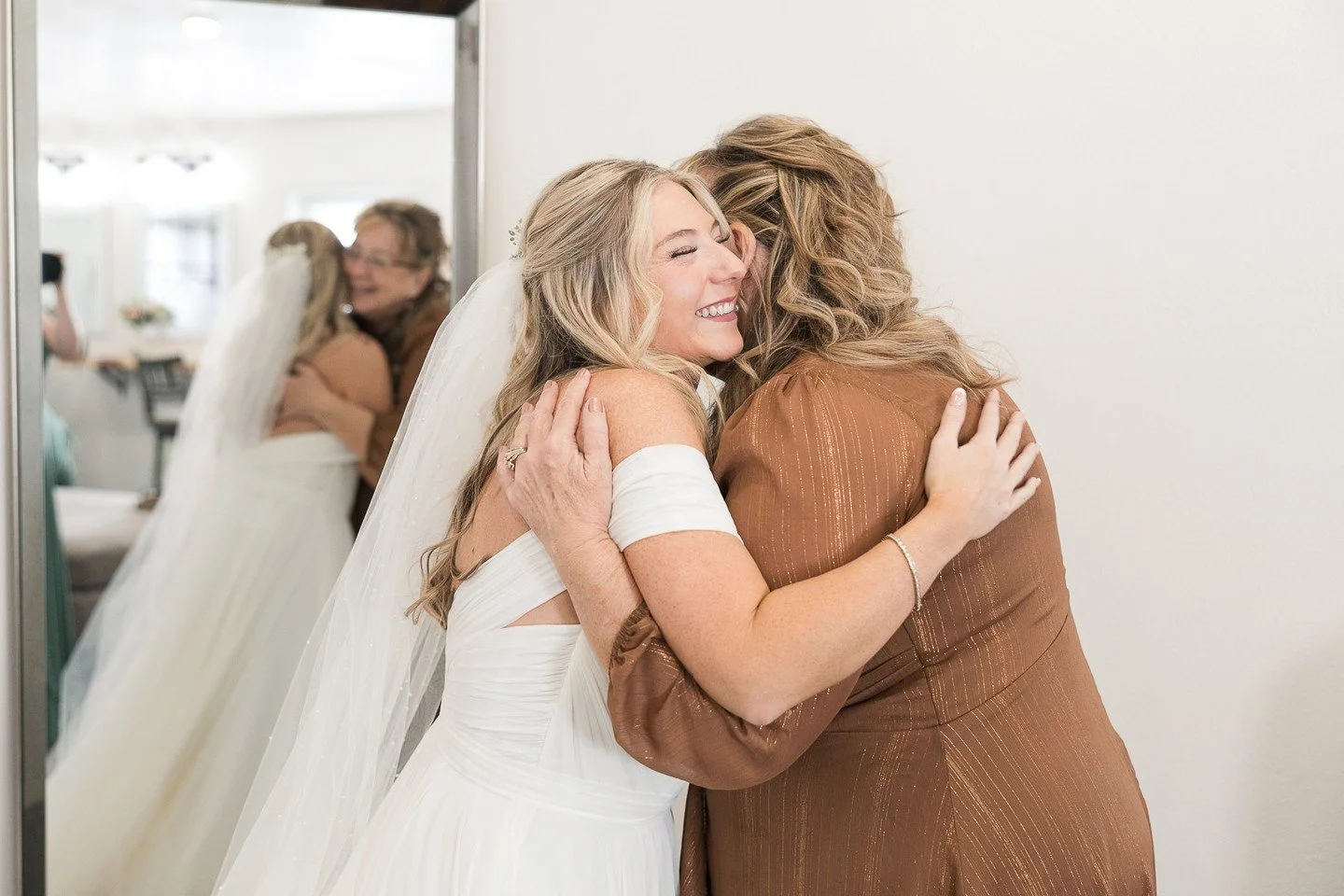Happy Mother&rsquo;s Day 🤍⁠
⁠
Wedding days have a way of bringing out all the emotions, especially in these moments with moms. The hugs, the helping hands, the quiet check-ins throughout the day&hellip; it all matters so much.⁠
⁠
We&rsquo;re so than