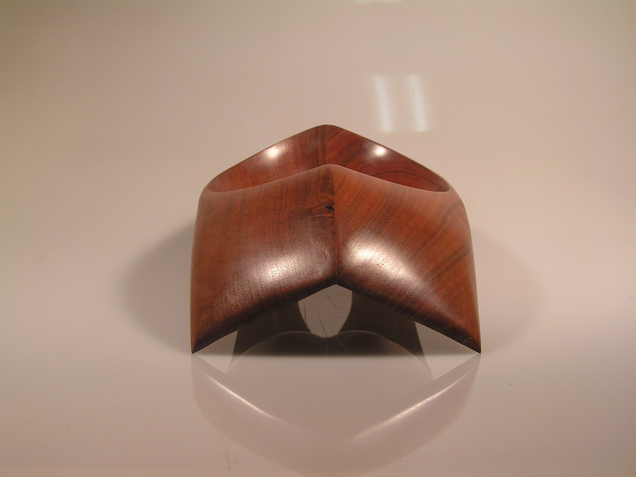 "Auto Classic"
Jarrah.
A study in cutting and re-assembling with automotive forms in focus.
350 x 140 x 120 mm
