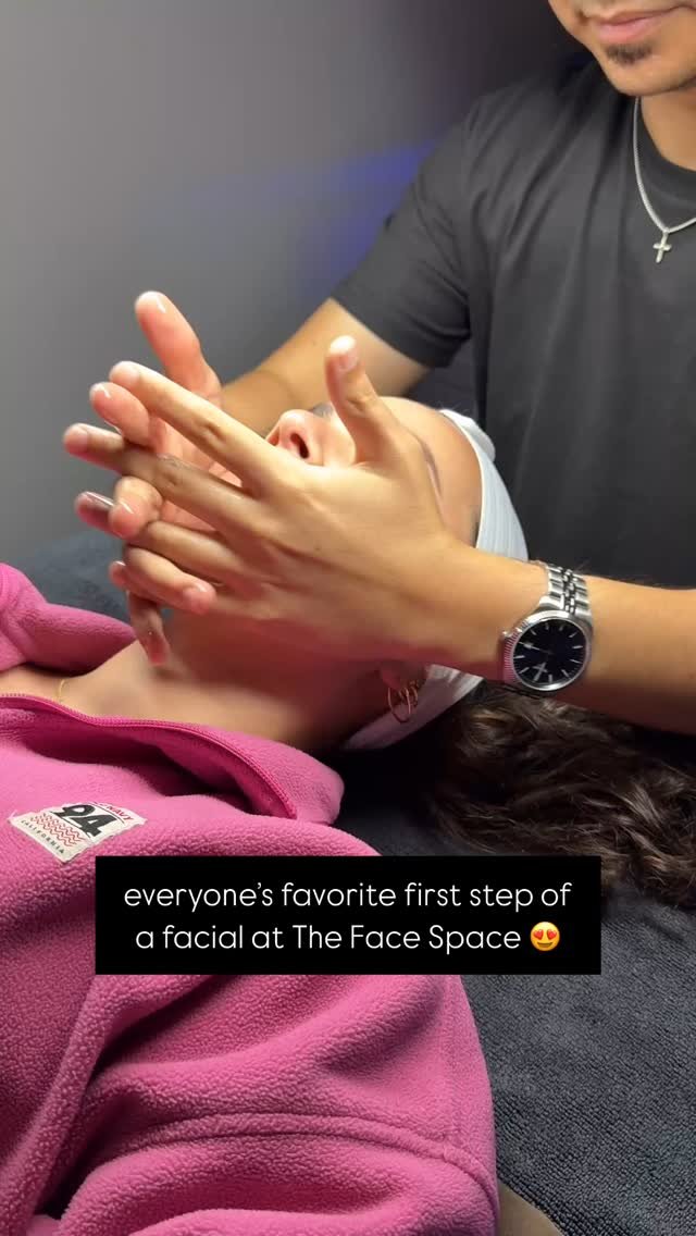 That cleansing relaxation 😌✨ Everybody’s favorite first step to all our facials here at The Face Space. We start by cleansing off the impurities on your skin with our hand-selected products, and then work deeper into cleansing and nourishing l