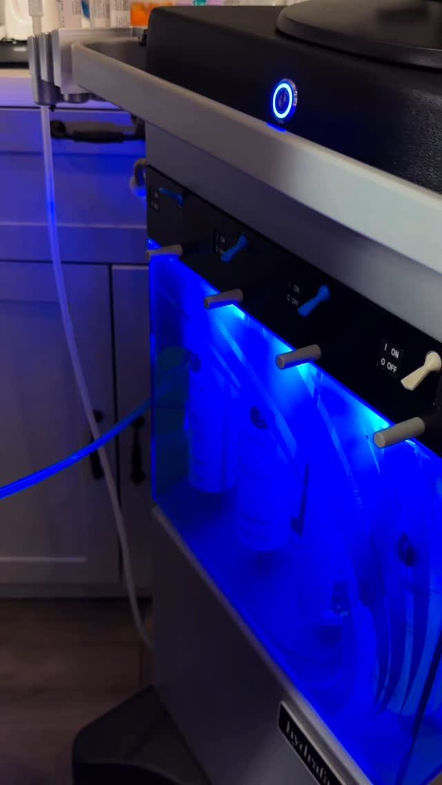 ✨ That HydraFacial glow is real. ✨
Watch as we deep clean, exfoliate, extract & hydrate — all in one luxurious session.
💦 Clogged pores?
💦 Dull skin?
💦 Texture or breakouts?
The HydraFacial is your skin’s reset button.
Instant r