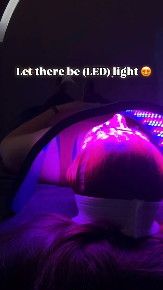✨Let there be (LED) light✨
This step in your facial isn’t just pretty — it’s powerful skincare science. 💡
🔴 Red light: boosts collagen, softens fine lines, and speeds healing
🔵 Blue light: kills acne-causing bacteria and calms i