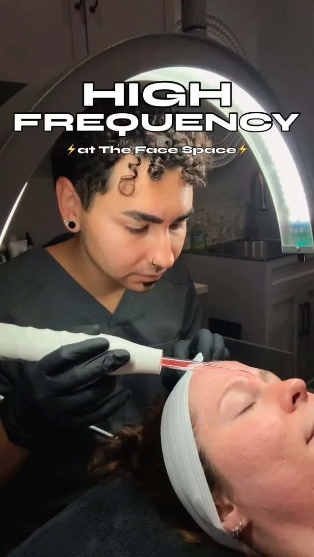 ⚡️ High Frequency = my secret weapon ⚡️
✨ Destroys acne-causing bacteria
✨ Reduces inflammation & redness
✨ Speeds up healing for clearer, calmer skin
It’s one of the many tools I use to fully customize your treatment — because your