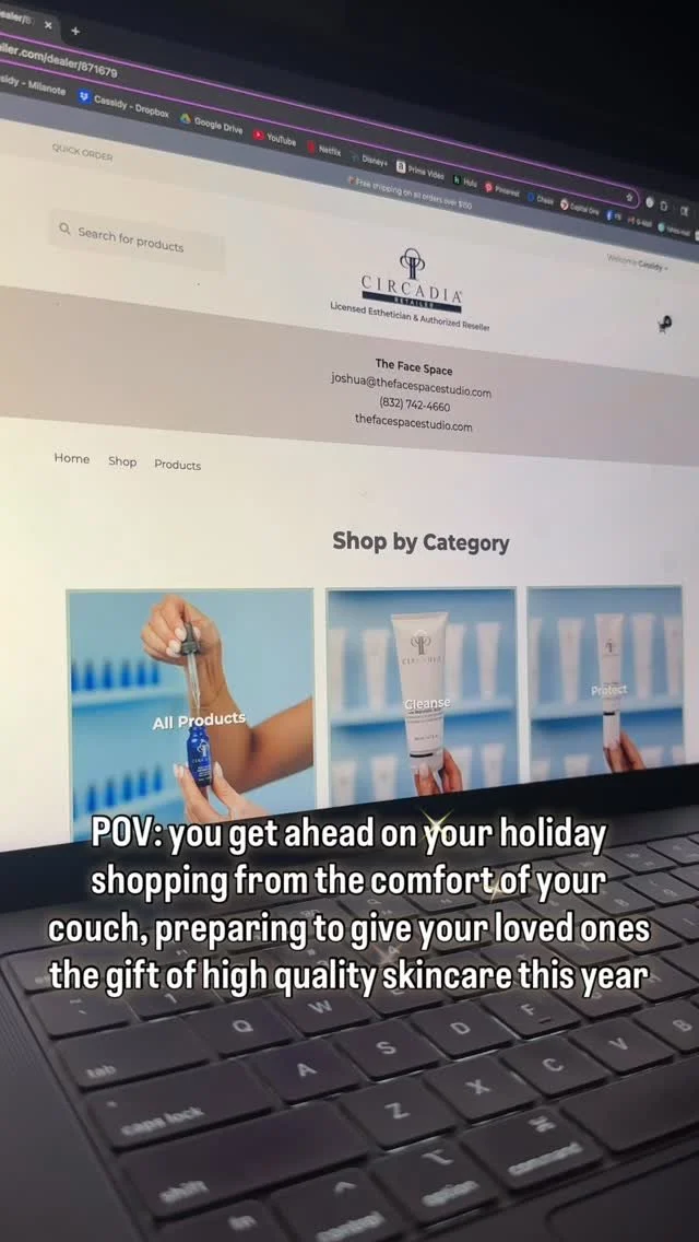 Friendly reminder to all you amazing people: the holidays are coming full speed ahead 🙈 Gift giving can be tricky for some people, but the gift of healthy skin is always a good idea! 😍 Take advantage of my amazing online storefront through Circadia