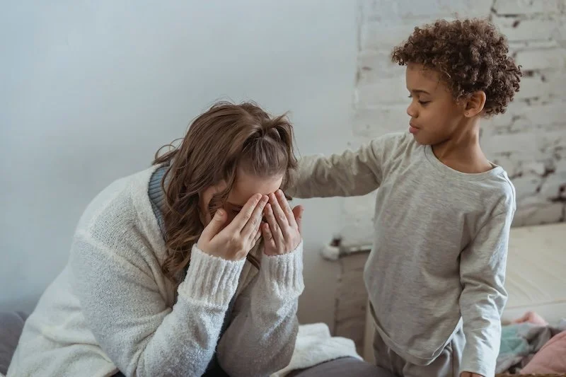 Comment faire pour que mon enfant m'obéisse : on a le droit de faire des erreurs, de crier alors qu'on ne voulait plus, on peut alors expliquer à son enfant qu'on n'aurait pas dû agir ainsi.