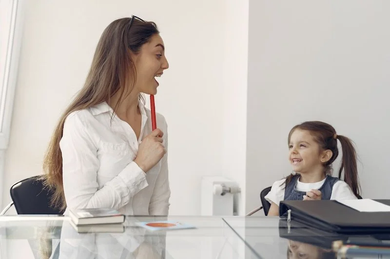 Troubles du neurodéveloppement chez l'enfant : séance d'orthophonie