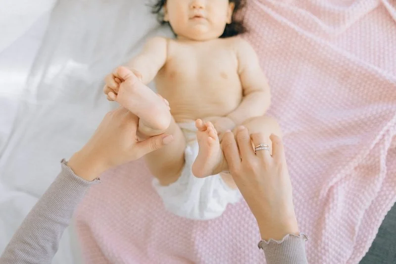 Changer la couche d'un bébé : Et si on le basculait sur le côté plôt que de lui soulever les fesses ? Comment accompagner la motricité du bébé au quotidien ?