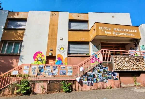 Ville à hauteur d'enfants : l'exemple de Lyon, fresque devant l'école maternelle des Eglantines à la Duchère