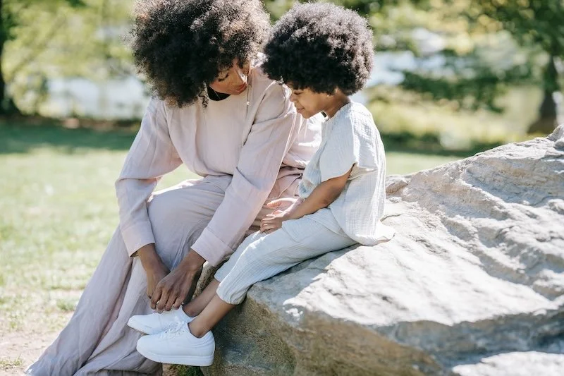 Comment faire pour que mon enfant obéisse : et si on écoutait ce qu'il a à dire ? Maman qui échange avec son fils, qui lui parle, qui l'écoute