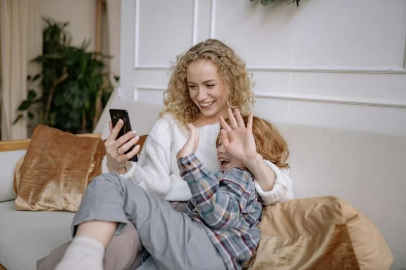 Comment gérer les écrans avec son enfant : tous les usages des écrans ne sont pas à jeter. Ils permettent de maintenir certains liens quand on n'habite pas à proximité de la famille par exemple.