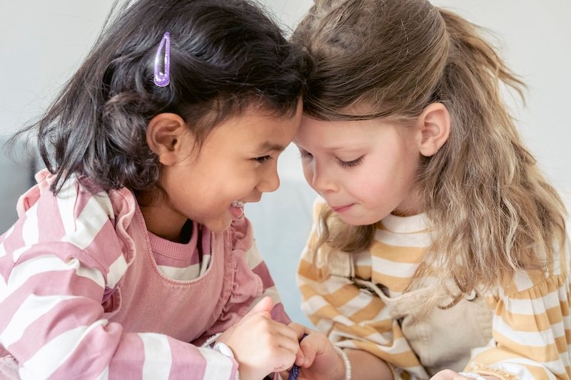 Comment aider son enfant à se faire des amis ? A partir de quel âge peut-on parler d'amitié ? Deux petites filles complices sur la photo.