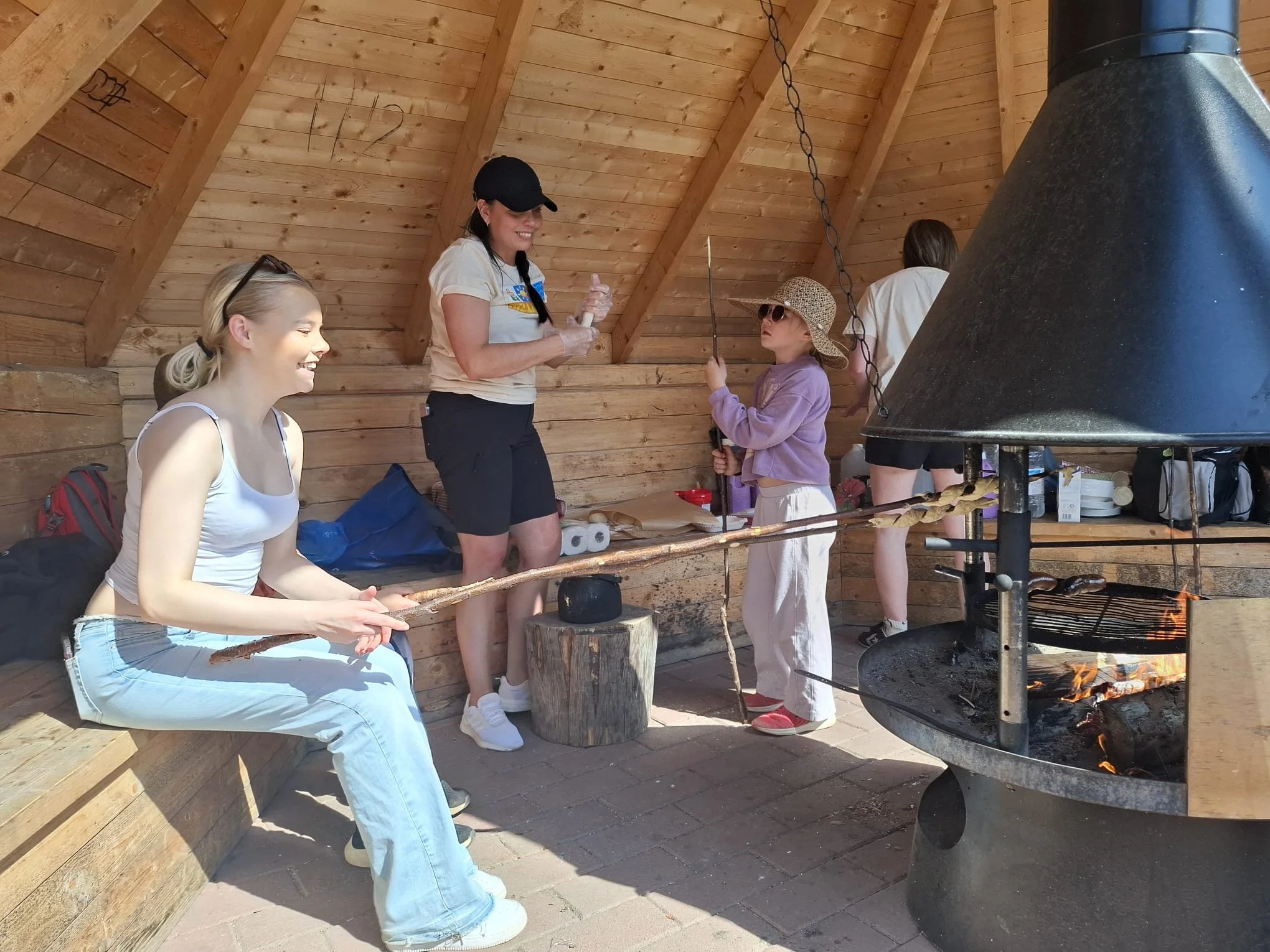 Honkivaaran luonto- ja ulkoilupäivässä tulisteltiin muun muassa tikkupullan voimin.