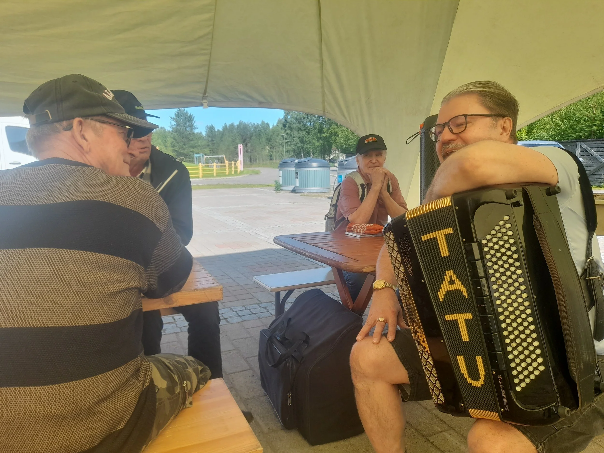 RuNsUn porinapisteessä tarjolla oli tarinoiden ja makkaroiden lisäksi haitarimusiikkia Tatu Hietalalta. 
