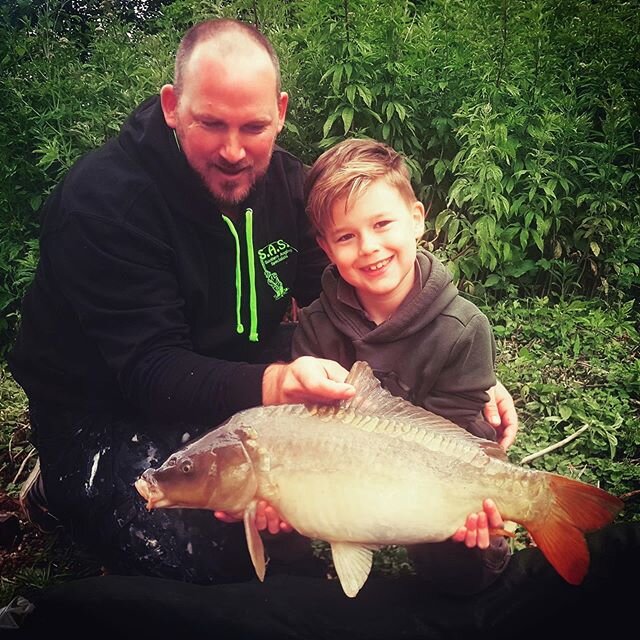 Dawson, aged 8 didn&rsquo;t take long to get the season off to a good start and showing his dad (who was even wearing his new fish magnet hoody) how to do it. Well done Dawson keep up the good work 🎣🎣 #southernanglingspecialists #fish #fishing #fis