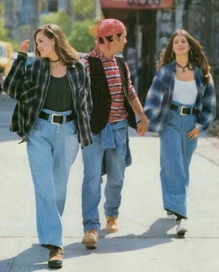 BACK IN the 90s ✨ Vintage must have piece : flannel shirt ! Unisex, to wear at home or out and about, with its distinct aesthetic and comfortable material the flannel becomes the star shirt forever.⁣
⁣
Discover my vintage shirts collection on : www.r