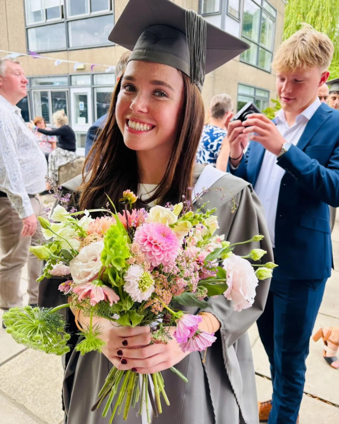 Huge congratulations to Amelia on your graduation, and thank you for allowing me to share your photo.
Graduation Bouquets have become quite the trend this year. Make a note if you have a son or daughter graduating to order in plenty of time. 

#gradu