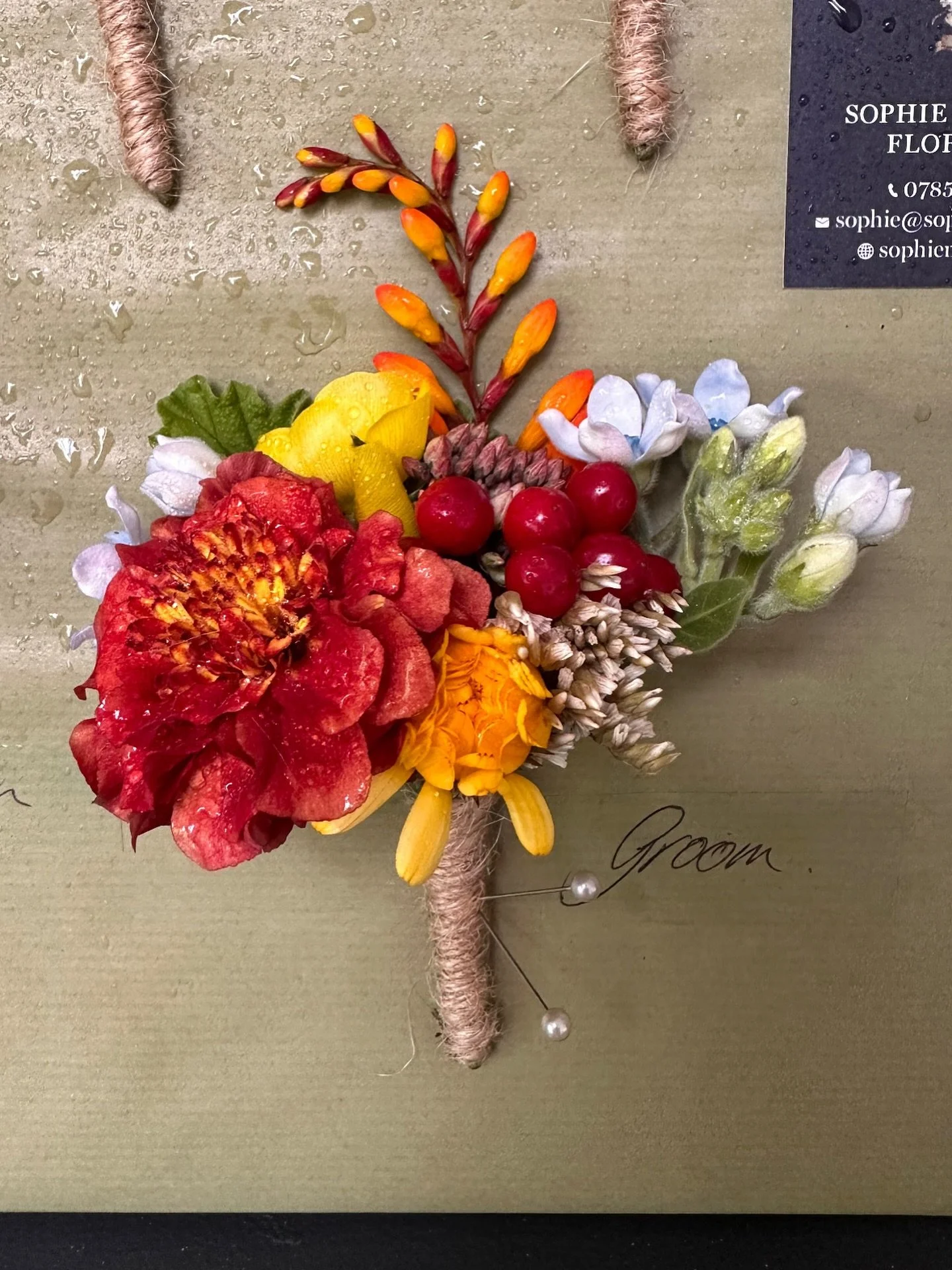 Jonah&rsquo;s Mini bouquet buttonhole to match his bride Sarah&rsquo;s bouquet.
#weddingfloristchesham 
#cheshamflorist
#berkhamstedflorist 
#amershamflorist 
#beaconsfieldflorist
#gerrardscrossflorist 
#hemelhempsteadflorist
#bovingdonflorist 
#abbo