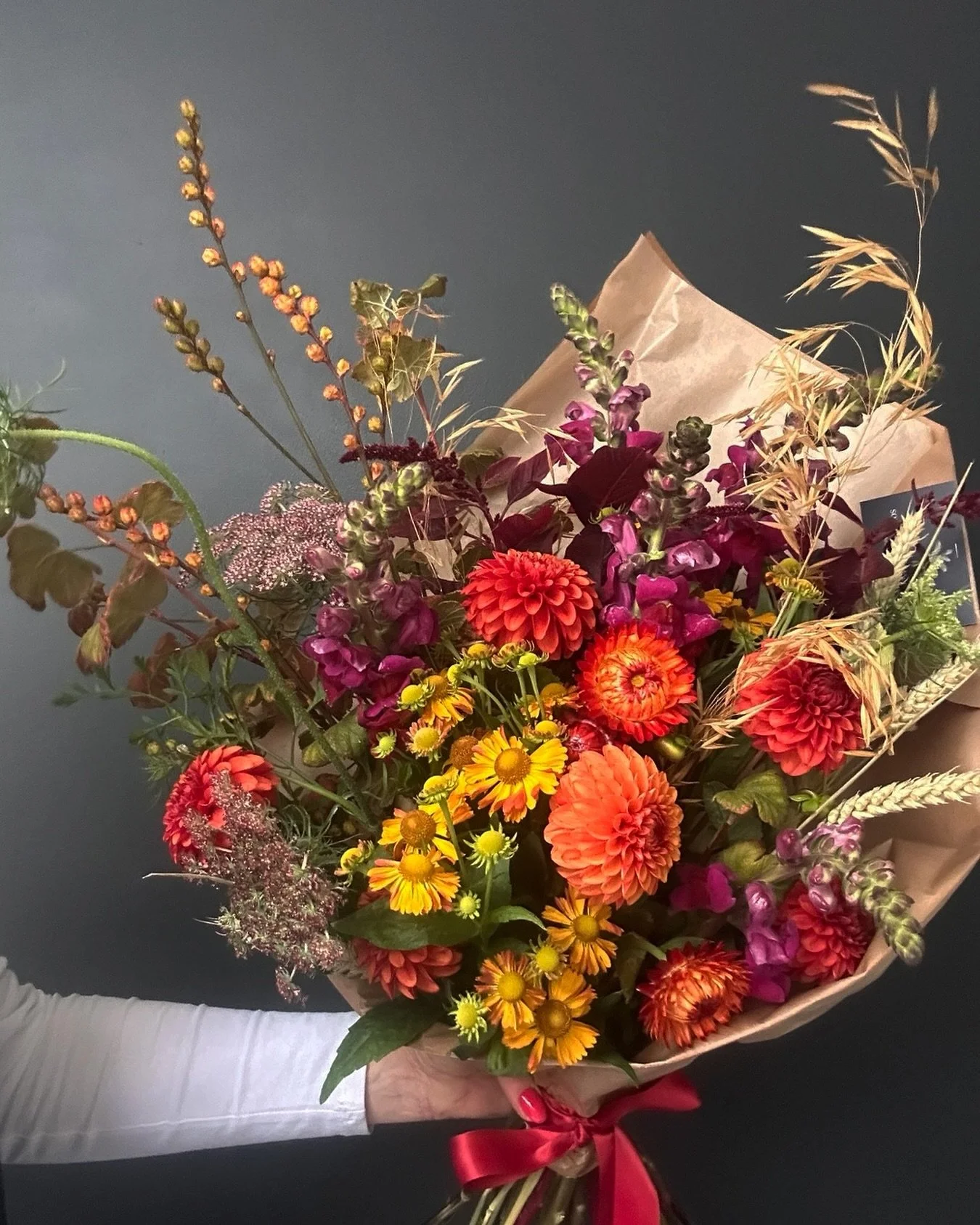It&rsquo;s definitely starting to feel like Autumn, making the most of the British flowers before the frosts come.
Love it when my customers go big and seasonal.

#cheshamflorist
#berkhamstedflorist 
#amershamflorist 
#beaconsfieldflorist
#gerrardscr