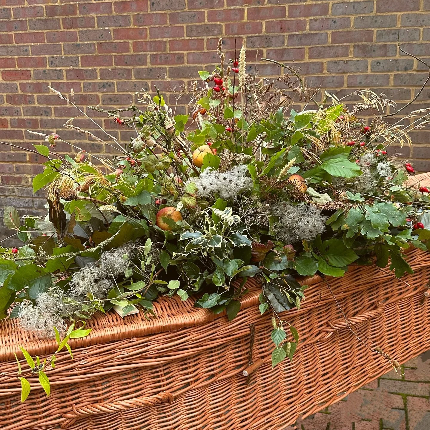 I was so pleased to be asked to make this tribute last week for a gentleman who loved our amazing countryside. 

100% locally grown and biodegradable.

#cheshamflorist
#berkhamstedflorist 
#amershamflorist 
#beaconsfieldflorist
#gerrardscrossflorist 