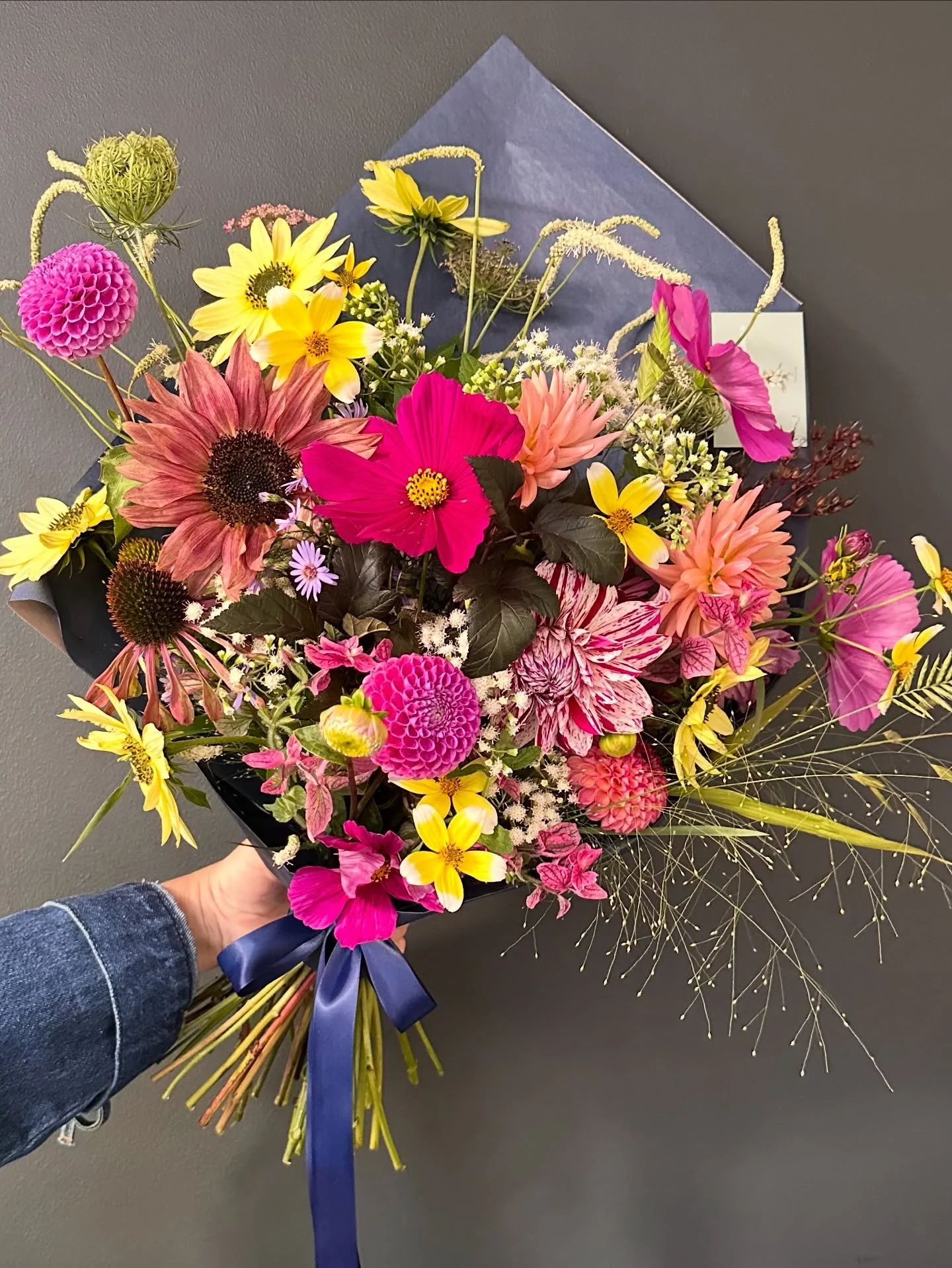 Wild and relaxed was the brief for this Anniversary bouquet. Making the most of those British blooms while they are still in flower.

#cheshamflorist
#berkhamstedflorist 
#amershamflorist 
#beaconsfieldflorist
#gerrardscrossflorist 
#hemelhempsteadfl