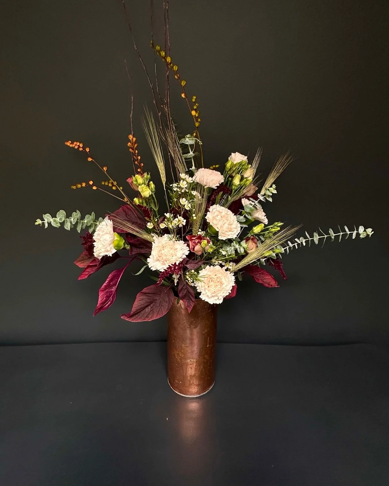 Autumnal vase arrangement for @savages.salon 

#weeklyflowers
#cheshamflorist
#berkhamstedflorist 
#amershamflorist 
#beaconsfieldflorist
#gerrardscrossflorist 
#hemelhempsteadflorist
#bovingdonflorist 
#abbotslangleyflorist
