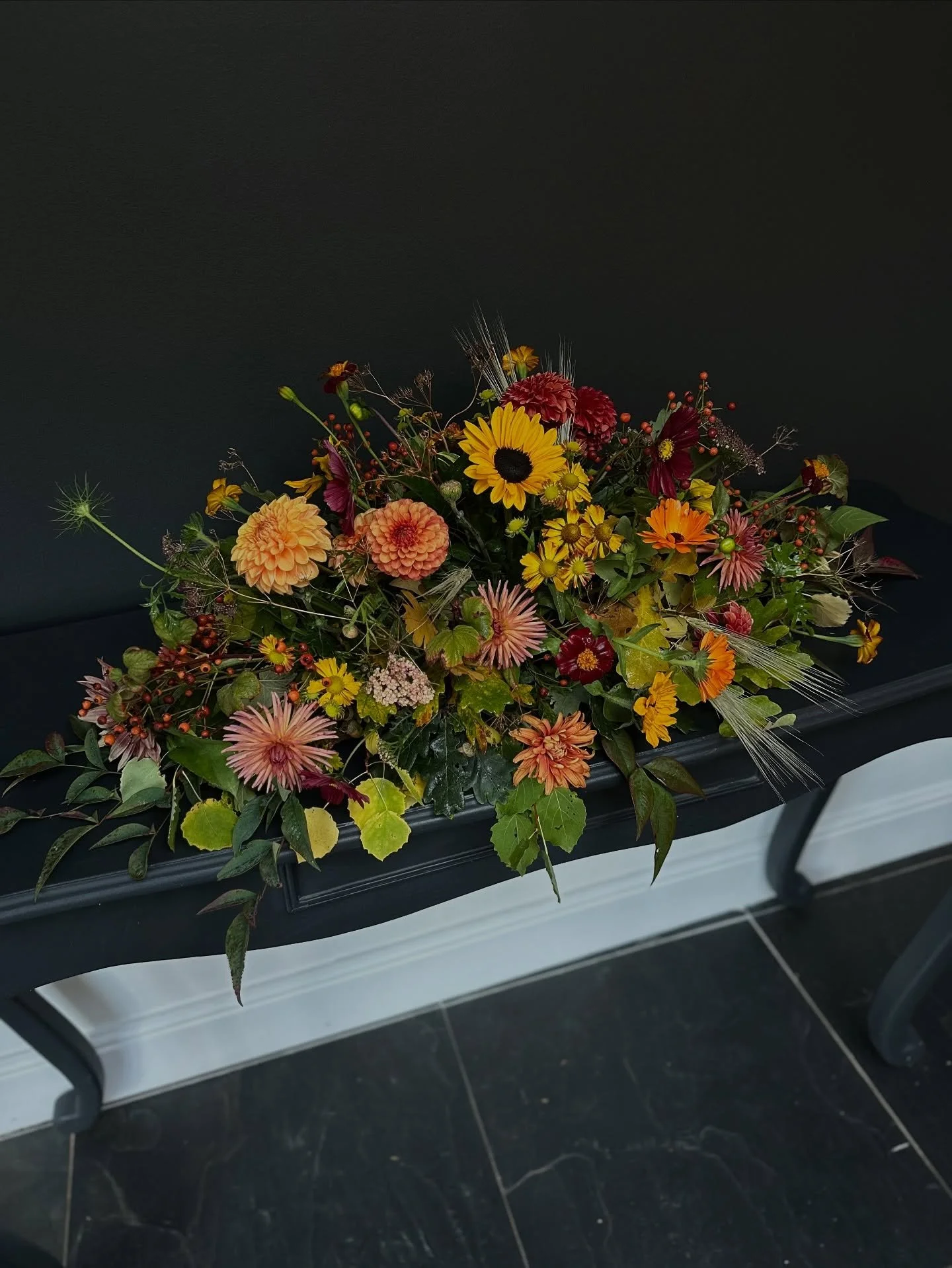 A autumnal tribute for a gentleman, with beautiful seasonal and locally grown blooms. Made to be completely 100 % compostable.

#cheshamflorist
#berkhamstedflorist 
#amershamflorist 
#beaconsfieldflorist
#gerrardscrossflorist 
#hemelhempsteadflorist
