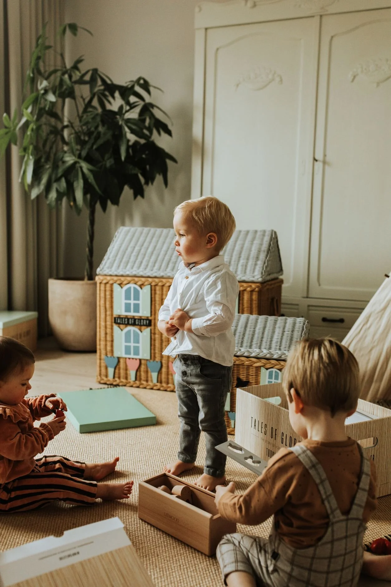 Spelen met een droomhuisje in de kinderkamer