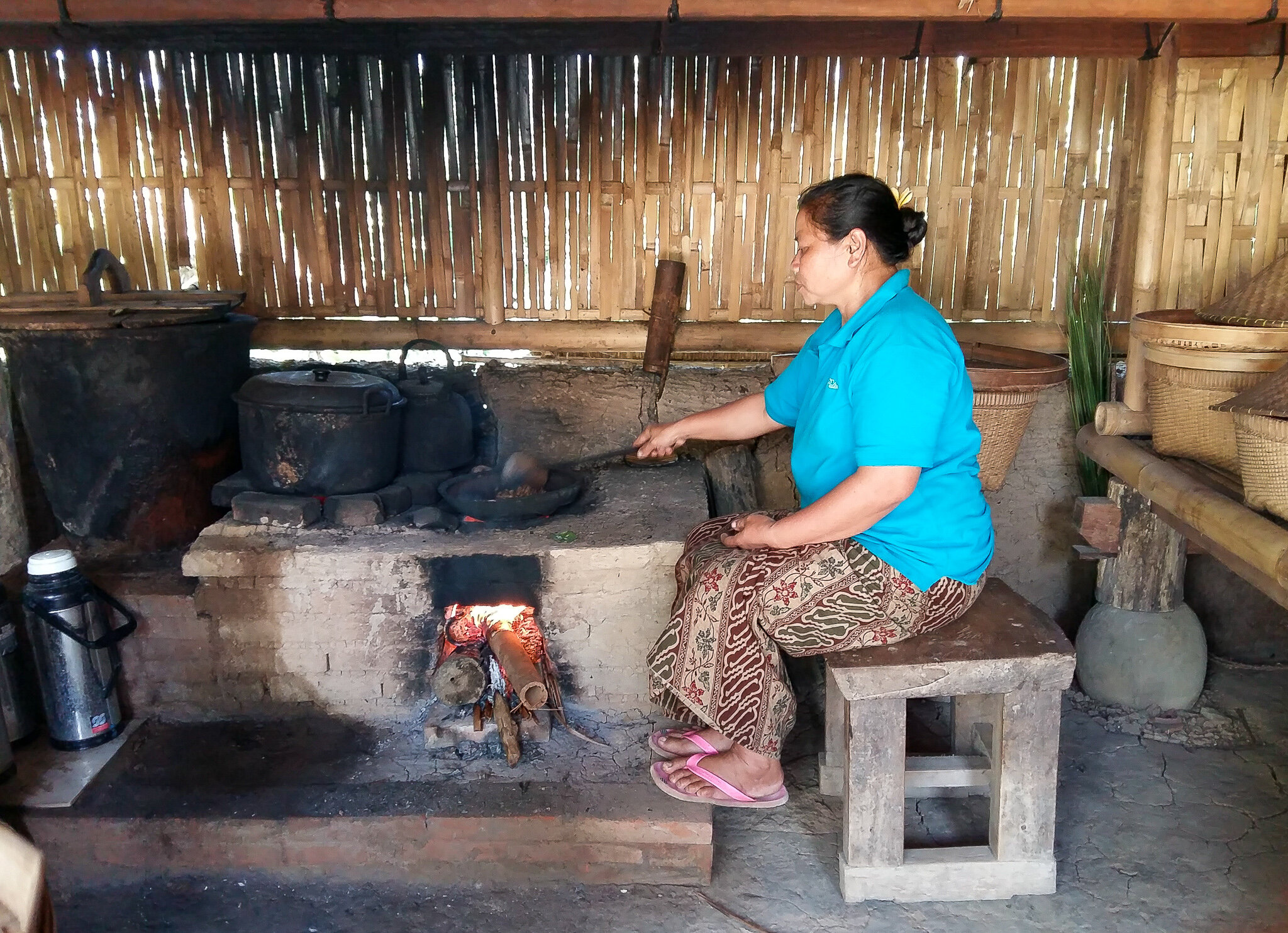  Making Lewak coffee 