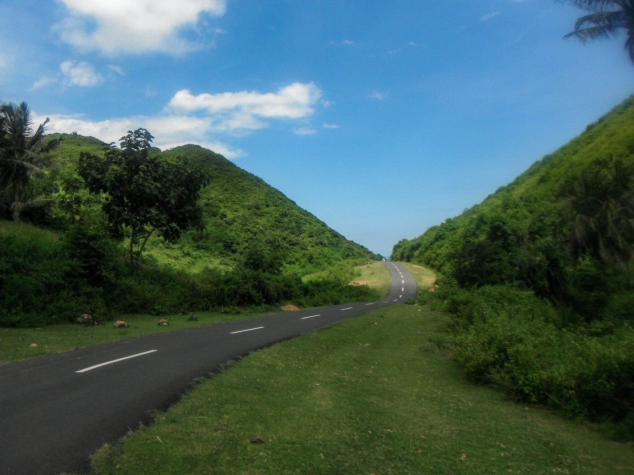  One of the roads leading to the mountains in Lombok 