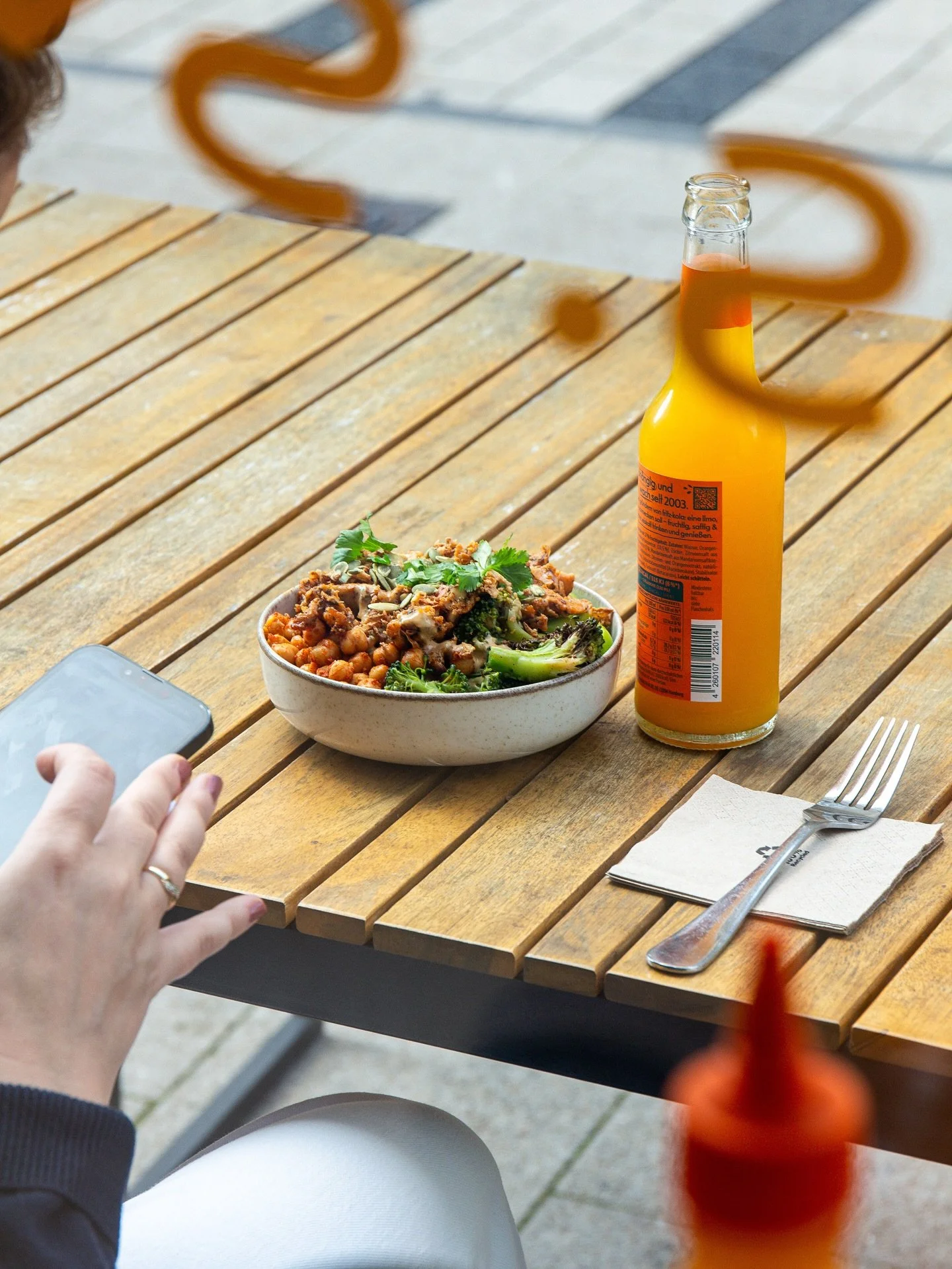 die letzten sp&auml;tsommer-sonnenstrahlen. eine terrace. eine bowl voller gains. 🌞💥

unsere chicken-gyros gains flex-bowl ist genau das, was du brauchst, wenn du was herzhaftes willst &ndash; und trotzdem good vibes only.

mit bio h&auml;hnchen-gy