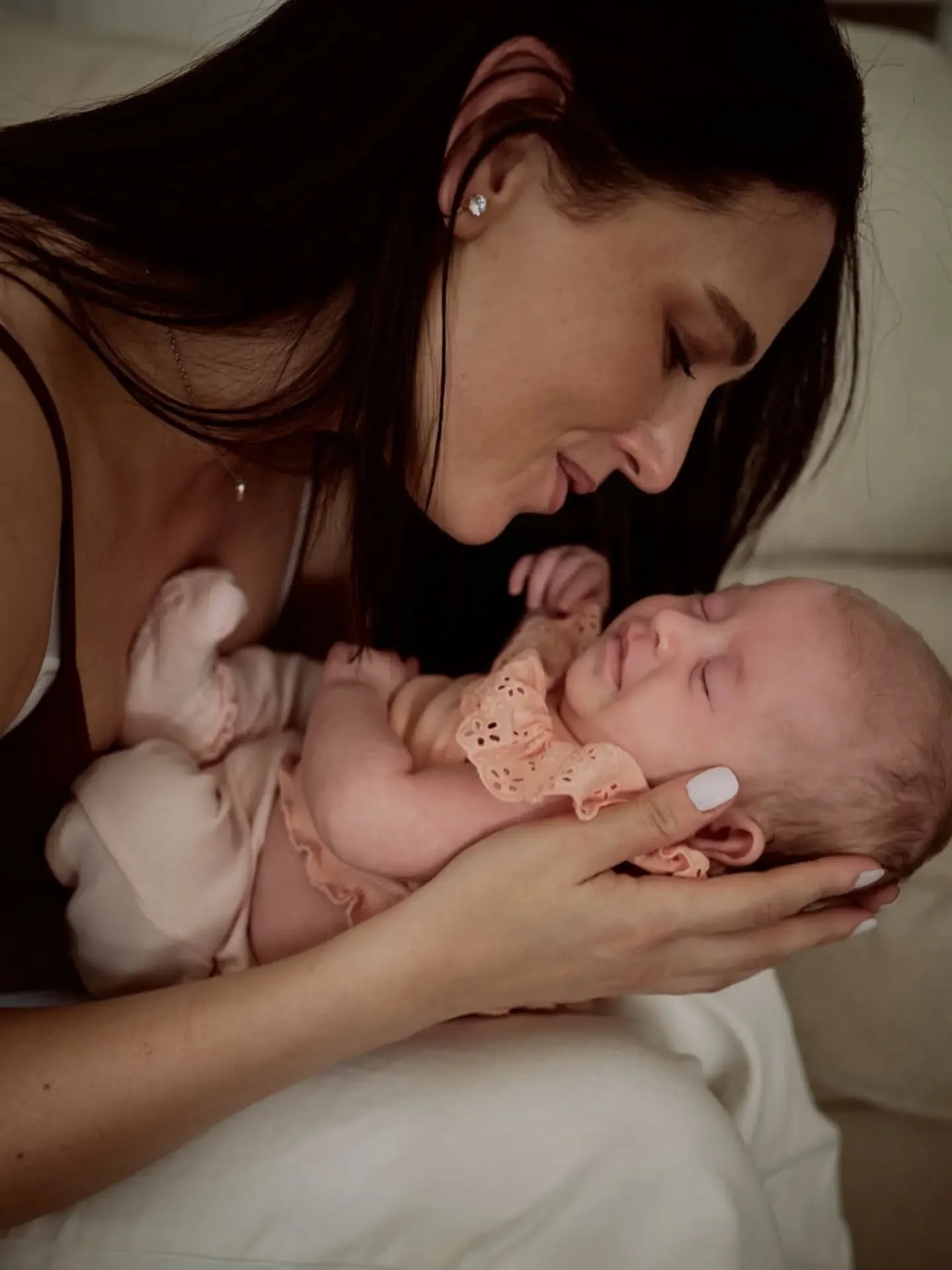 I met Zolene and Philip last year for a couple shoot. When Zolene contacted me this year for a family shoot I was delighted to learn about the new addition to their family, Paisley-Mae. She is absolutely gorgeous. Congrats guys. ✨️🤍

#newbornphotosh