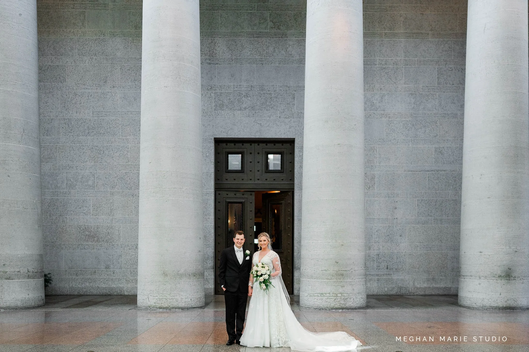 Columbus-cincinnati-troy-dayton-ohio-wedding-photographer-couple-the-ohio-courthouse-statehouse