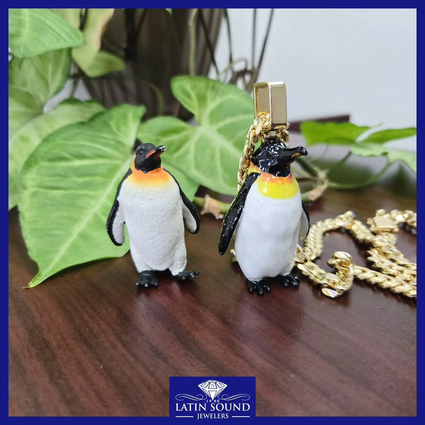 Our special customer, nicknamed Penguin, asked us to create a custom penguin charm for his Cuban link chain &mdash; and we did not disappoint.
🐧💎
Nuestro cliente especial, apodado Ping&uuml;ino, nos pidi&oacute; un dije personalizado de ping&uuml;i