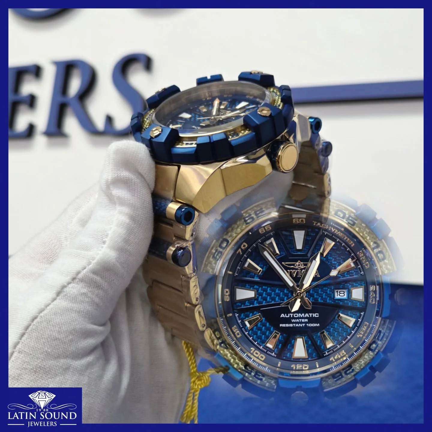 Striking and durable, this gold-tone Invicta watch with metallic blue accents makes a bold statement on your wrist.
💎
Imponente y resistente, este reloj Invicta en tono dorado con detalles en azul met&aacute;lico es una declaraci&oacute;n audaz para